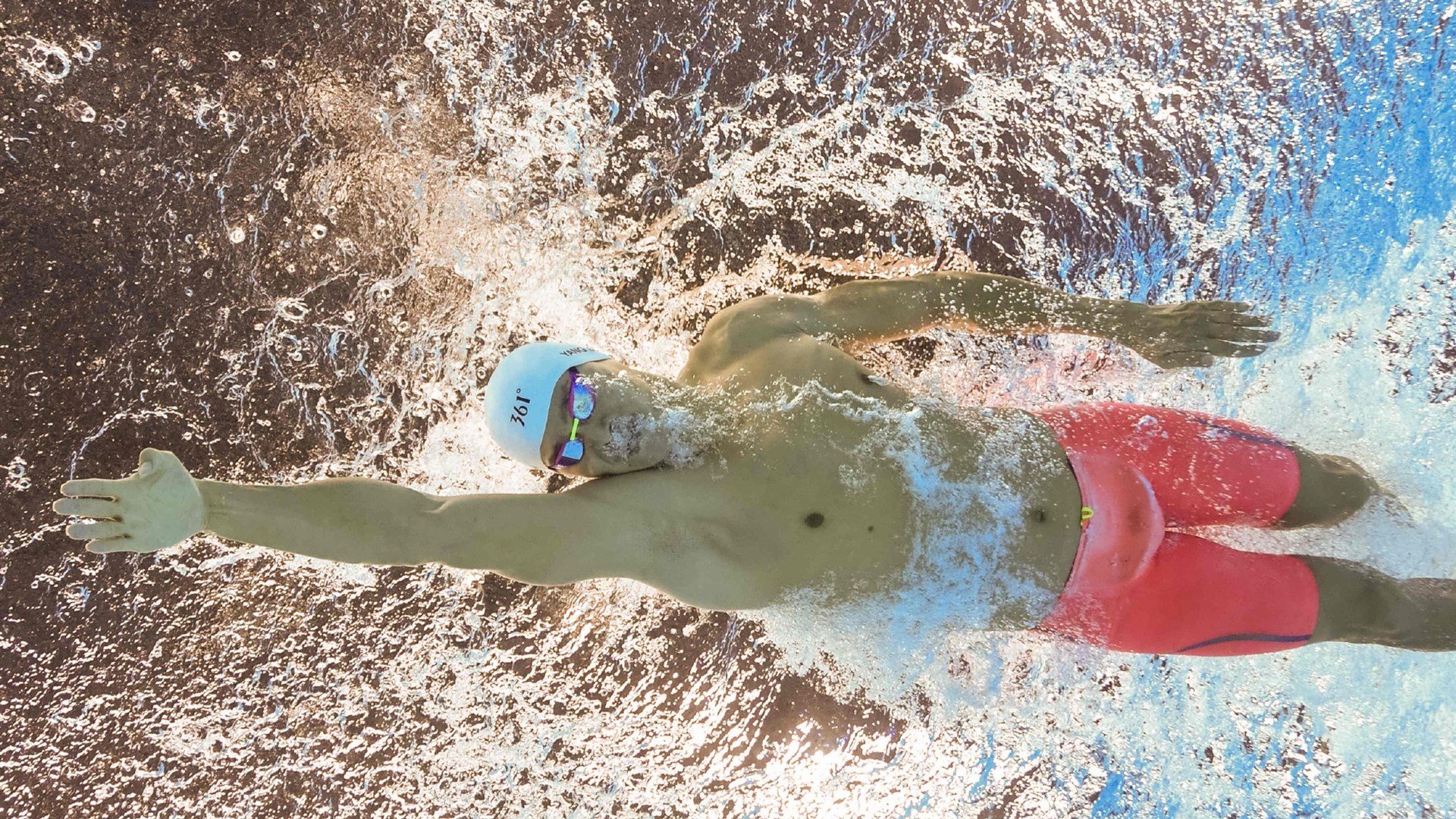 开云kaiyun-德甲：拜仁5-1狂胜汉堡，莱万梅开二度，拜仁10分领跑德甲